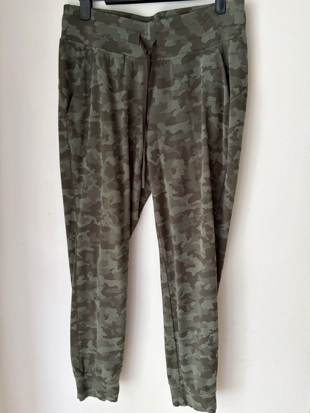 55. Size 8 LULULEMON Olive Green Camo Ready To Rulu Joggers